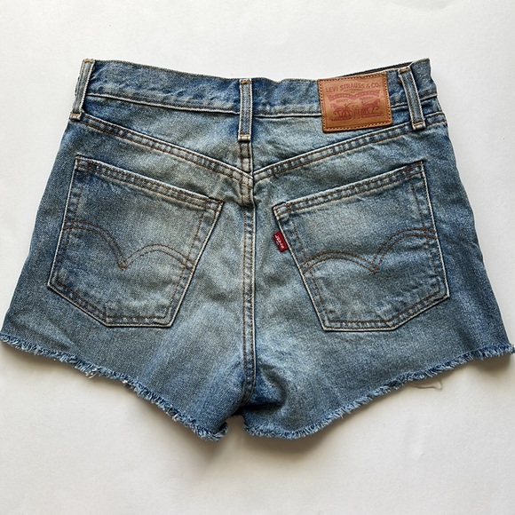 Levi’s Wedgie Jean Shorts - Picture 4 of 12